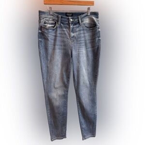 Judy Blue Faded Blue Relaxed Fir Jeans. EUC